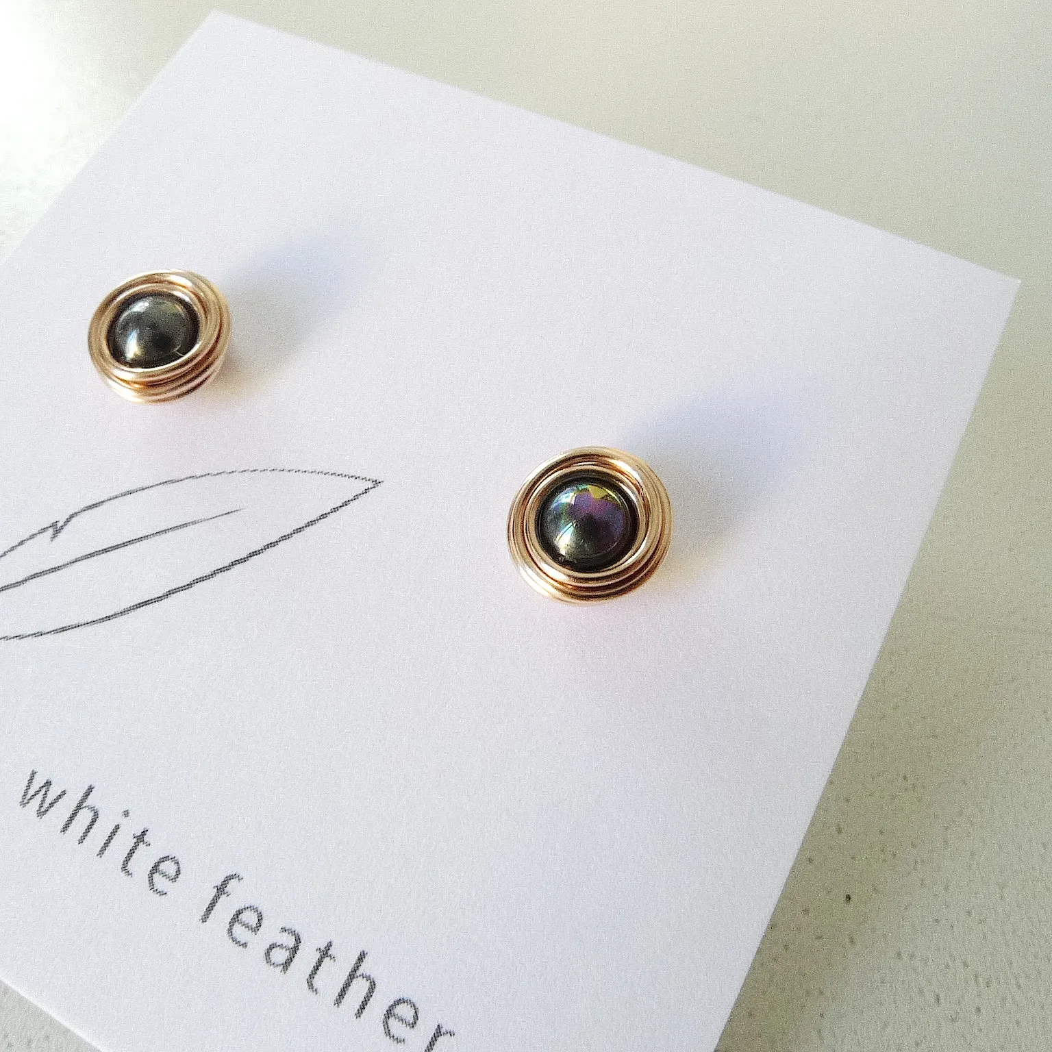 Branka Earstuds / Shell Pearl (Peacock)