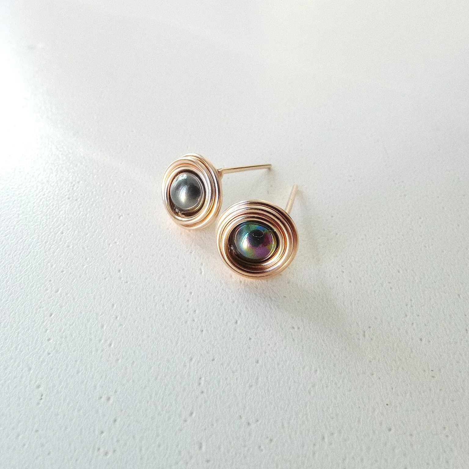 Branka Earstuds / Shell Pearl (Peacock)