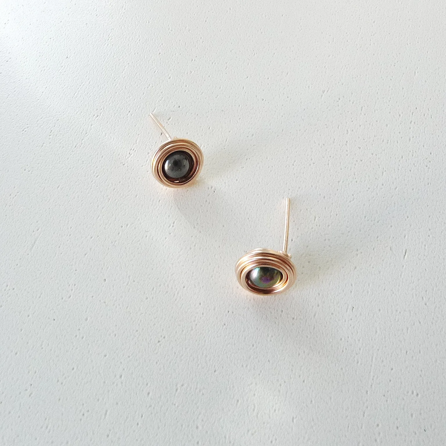 Branka Earstuds / Shell Pearl (Peacock)