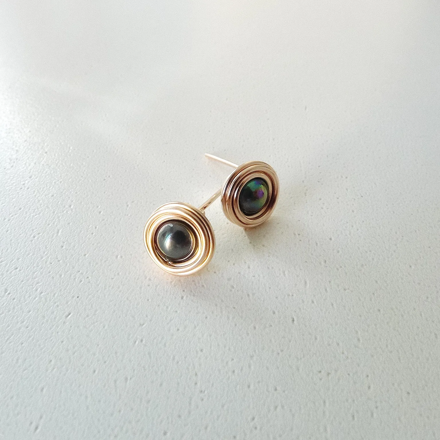 Branka Earstuds / Shell Pearl (Peacock)