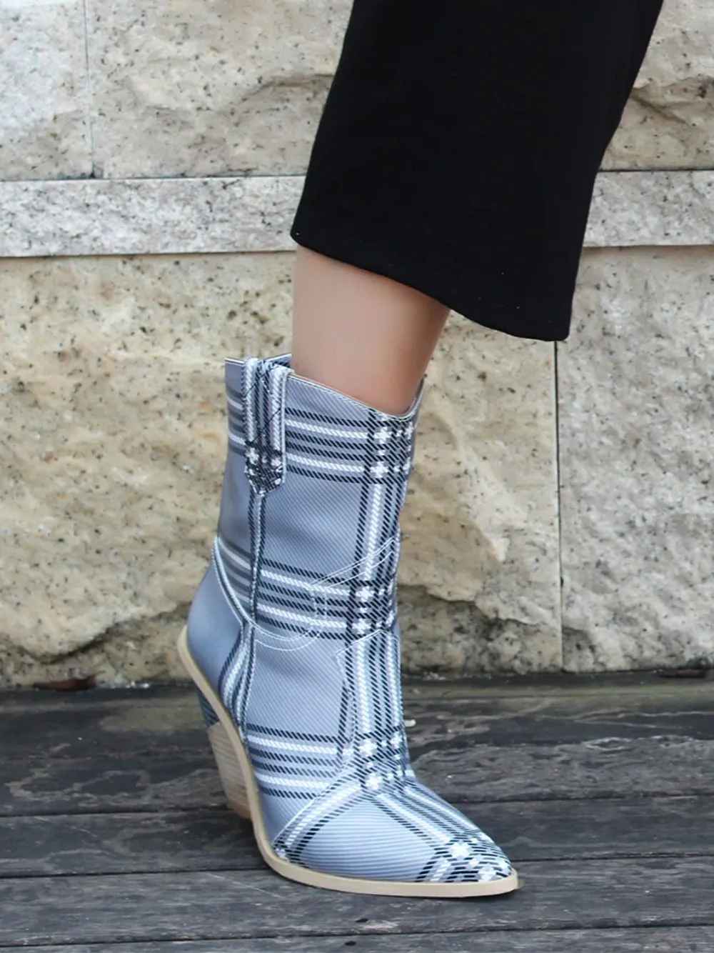 Cutwalk Mid Boots in Plaid Gray